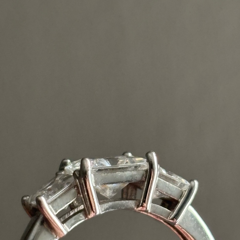 Sterling Silver Cubic Zirconia ring - Picture 8 of 9